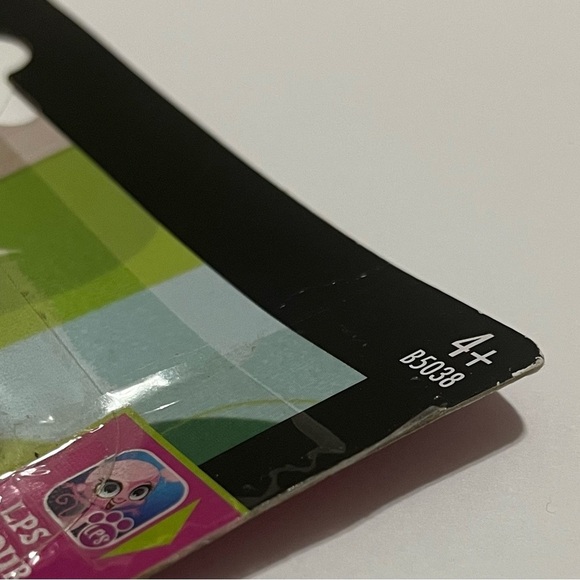 Littlest Pet Shop Families-FluffBall Cats and Silky L’Aroma Skunk - Picture 5 of 9